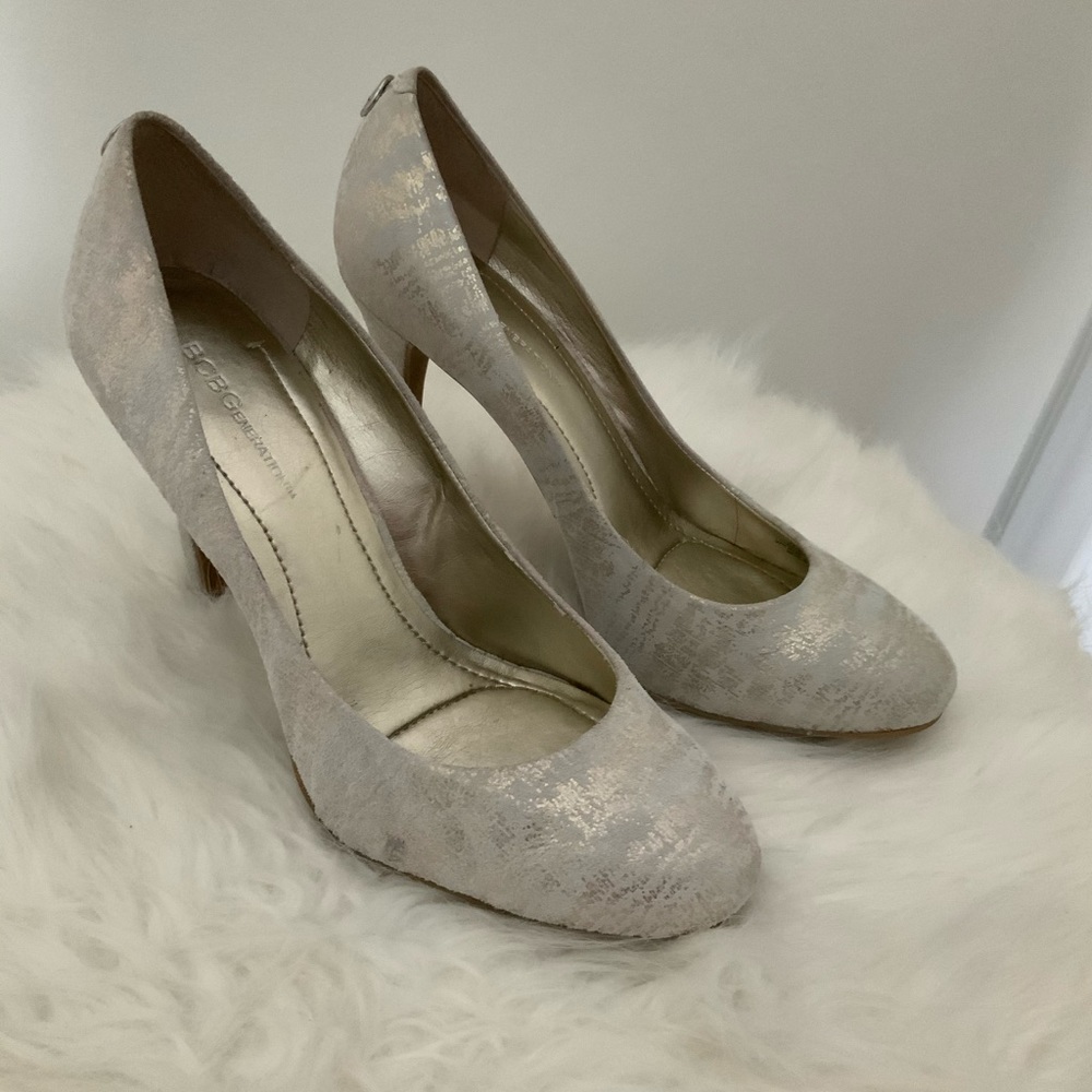 Sandstone metallic and suede print pump